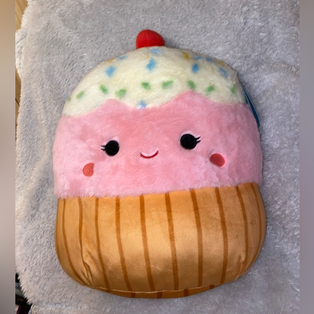 “Clara” Cupcake Fuzzamallow Squishmallow